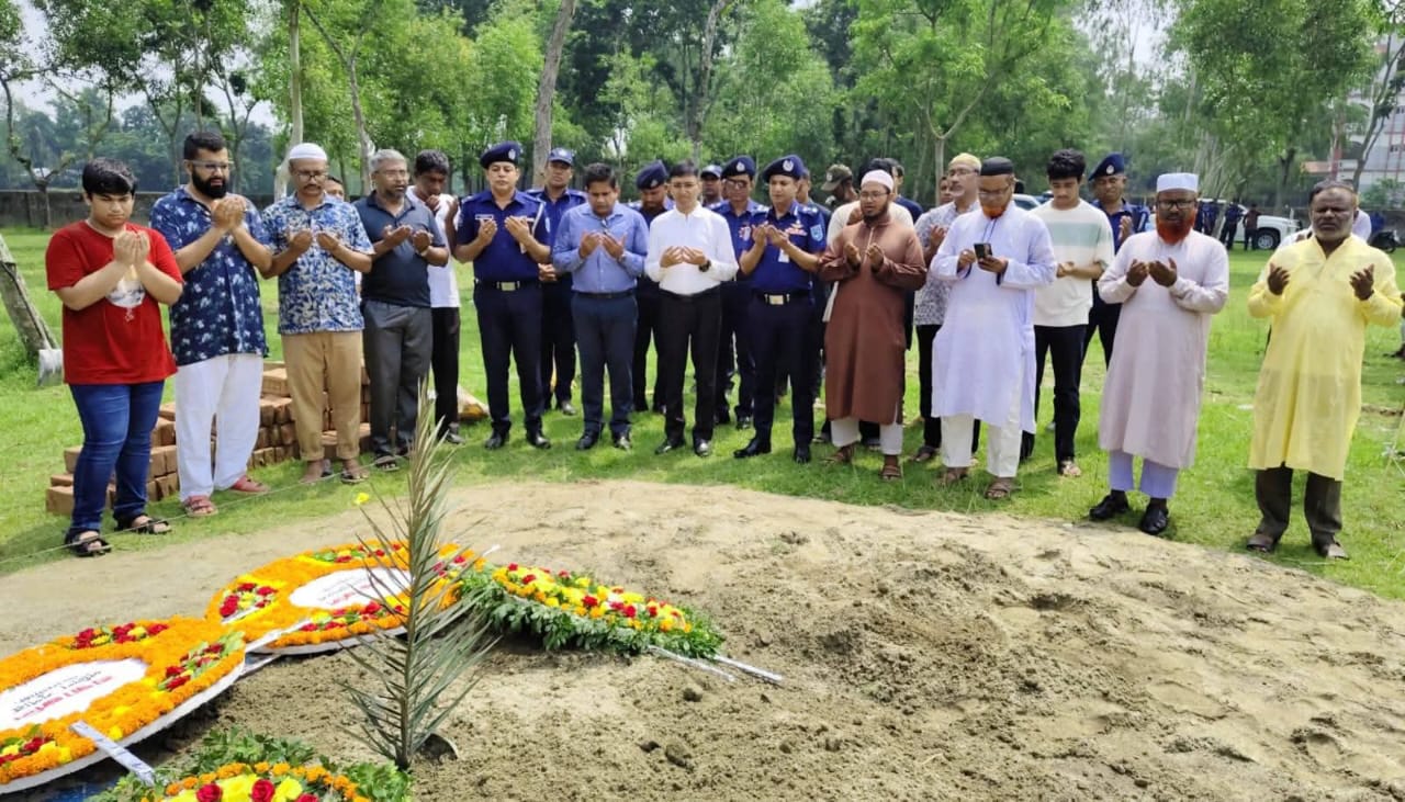 বিমান দুর্ঘটনায় নিহত শিক্ষিকা মাহেরিন চৌধুরীর কবর জিয়ারত করলেন ডিসি ও এসপি