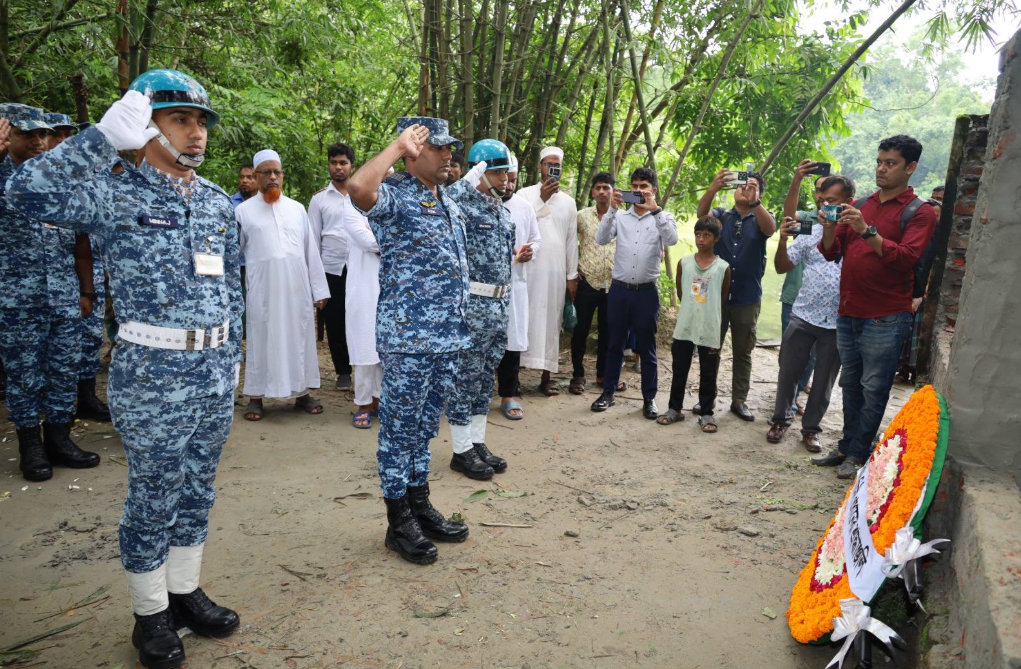 দুর্ঘটনায় নিহতদের সমাধিতে বিমানবাহিনীর শ্রদ্ধা, পরিবারের পাশে থাকার অঙ্গীকার