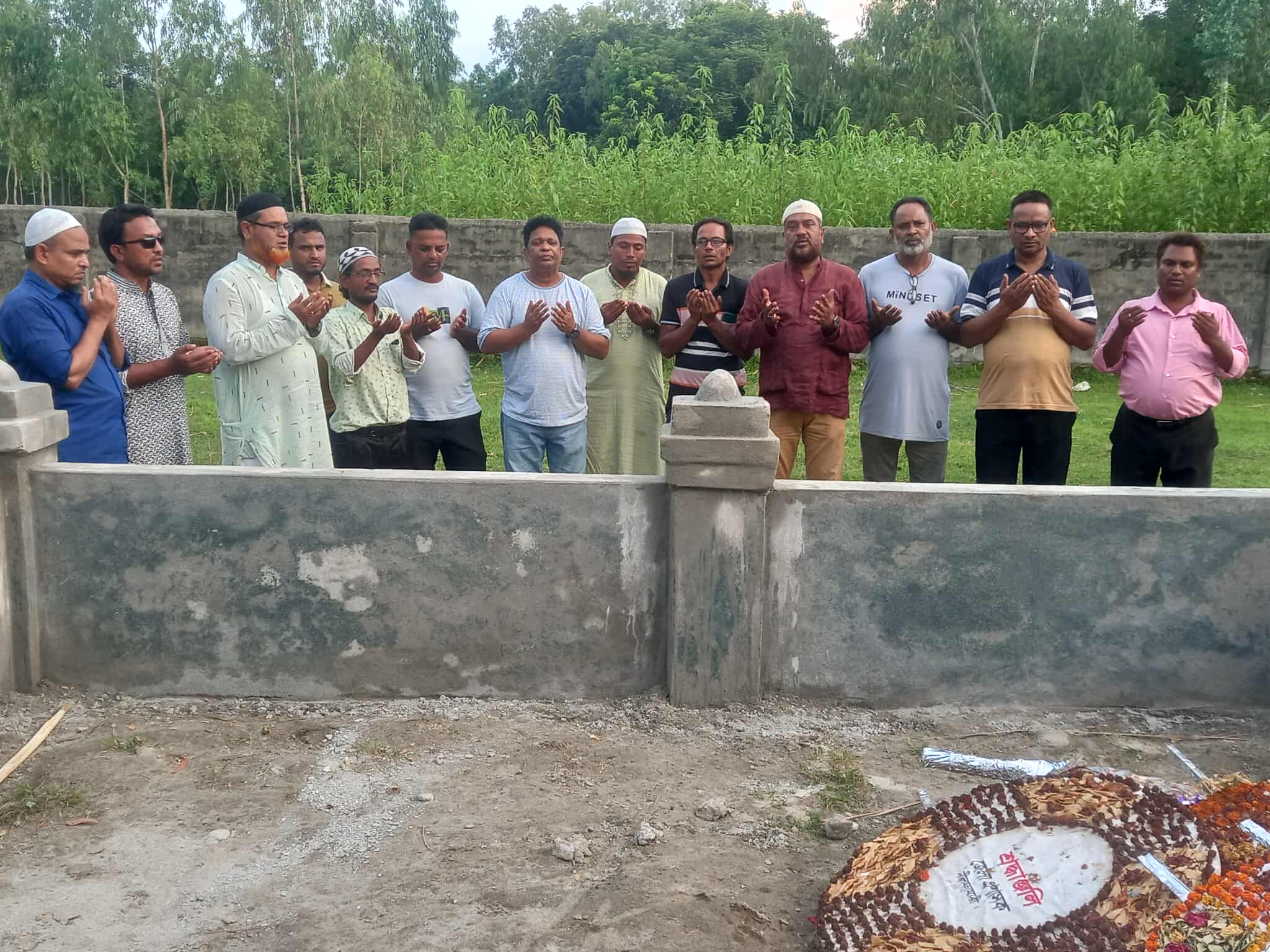 প্রয়াত শিক্ষিকা মেহেরিন চৌধুরীর কবর জিয়ারত করলেন স্থানীয় প্রেসক্লাব