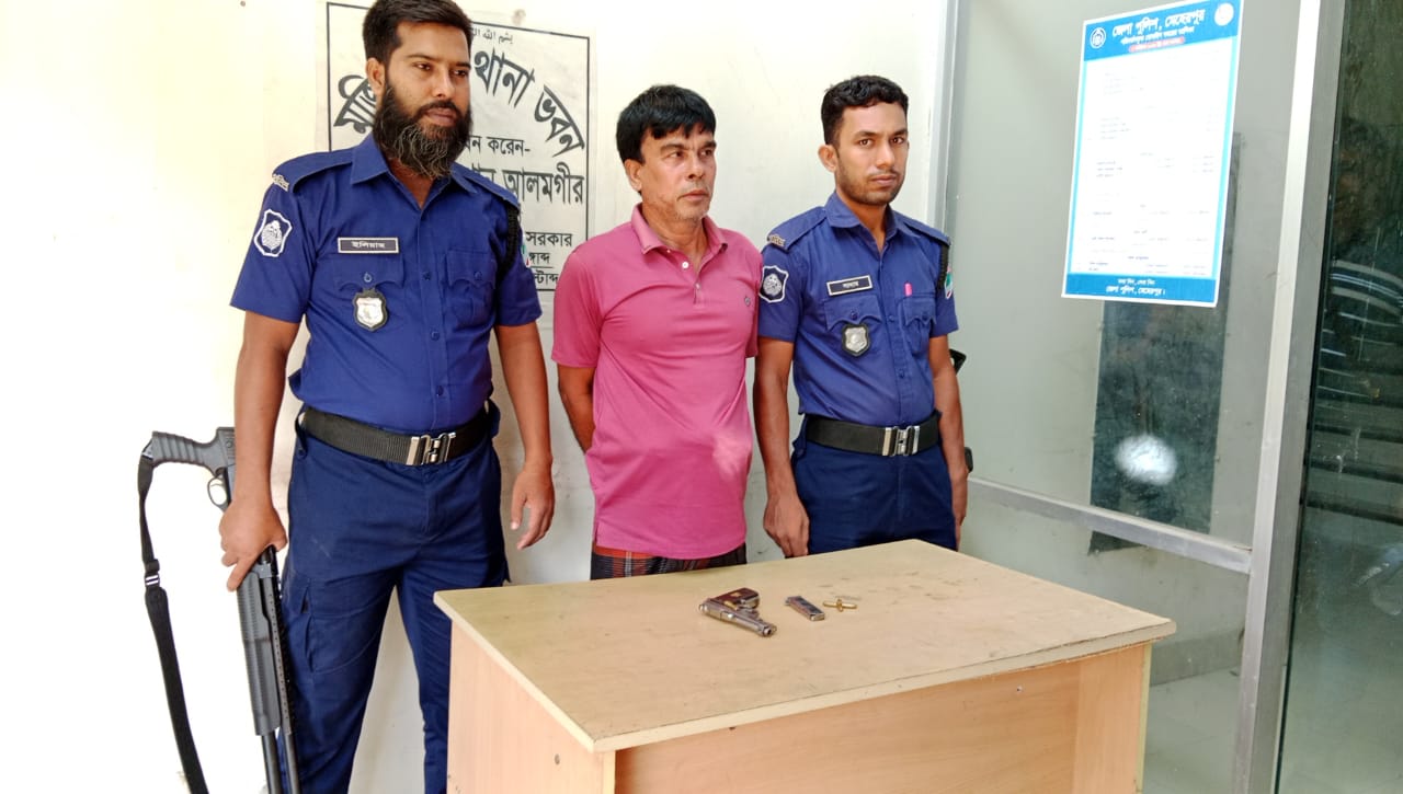 মেহেরপুরের মুজিবনগরে যৌথ বাহিনীর অভিযানে অস্ত্র-গুলিসহ কুখ্যাত ডাকাত আটক
