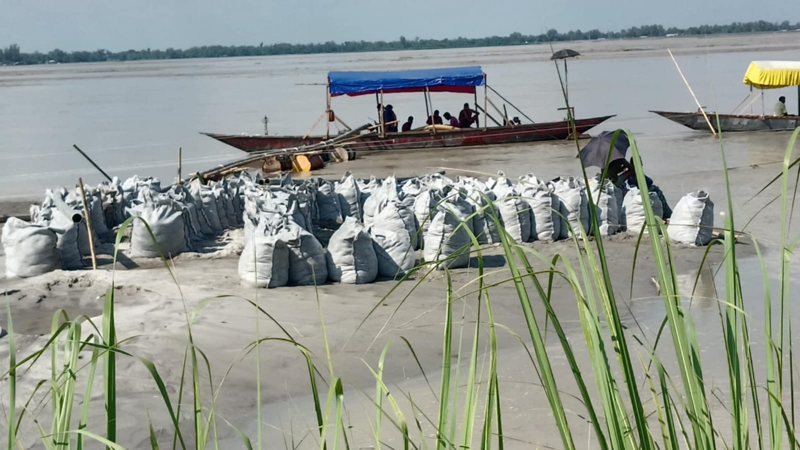 বন্যাকবলিত মানুষের পাশে পানি উন্নয়ন বোর্ড: শুরু ভাঙনরোধ কাজ