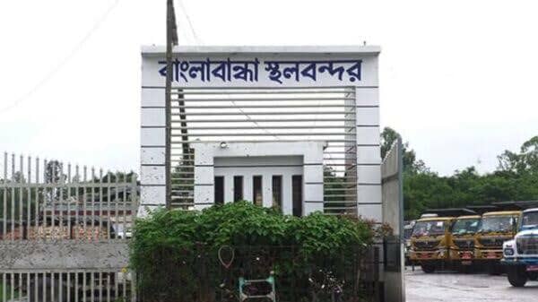বাংলাবান্ধা স্থলবন্দরে প্রতিদিন ৪০–৭০ হাজার টাকা অবৈধ আদায়