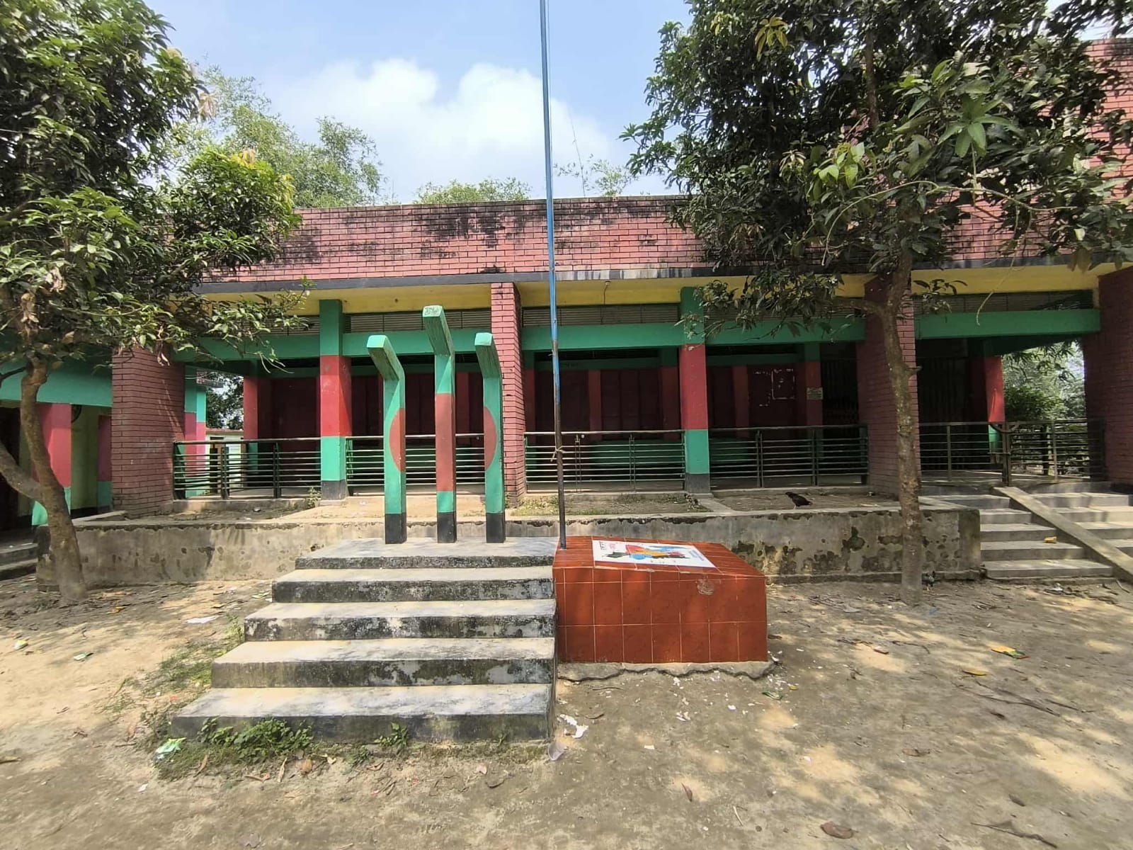 অনিয়মই যেখানে নিয়ম: ডিমলার সরকারি প্রাথমিক বিদ্যালয়ে শিক্ষক উপস্থিতির অভাব