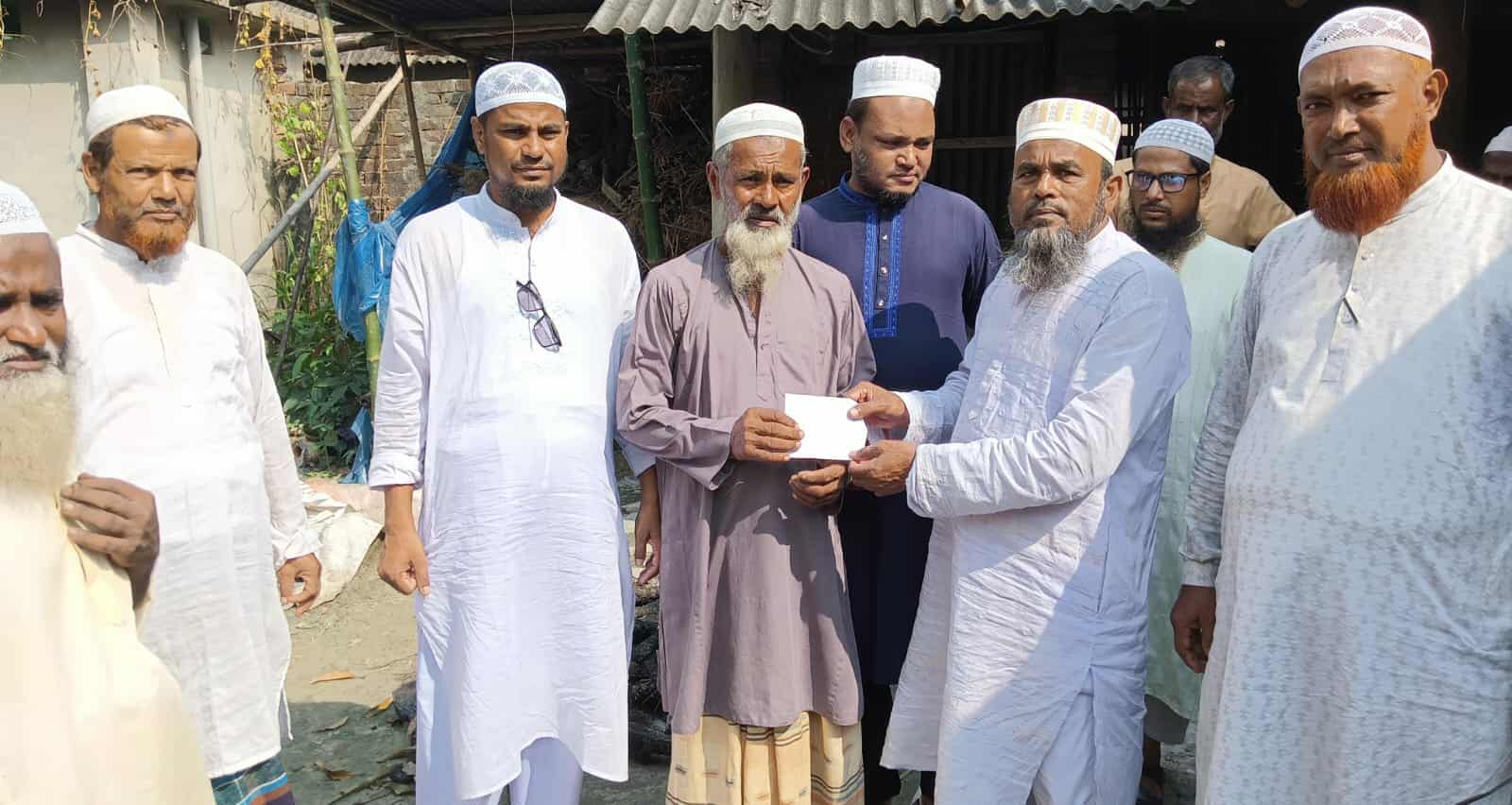 পাঁচবিবিতে অগ্নিকাণ্ডে ক্ষতিগ্রস্ত পরিবারের পাশে জামায়াতের আর্থিক সহায়তা