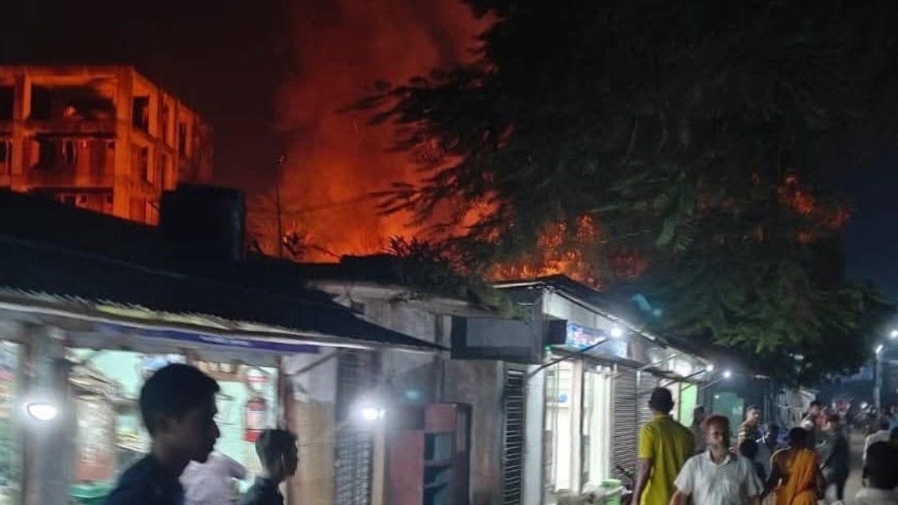 নেত্রকোণায় পুরাতন হাসপাতাল কোয়ার্টারে অগ্নিকাণ্ড, পুড়ে গেল ঘরের মালামাল