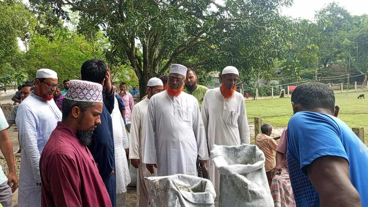 দুর্ঘটনায় প্রাণহানির পর ক্ষুব্ধ এলাকাবাসী, স্বেচ্ছাশ্রমে সড়ক সংস্কারে জামায়াত