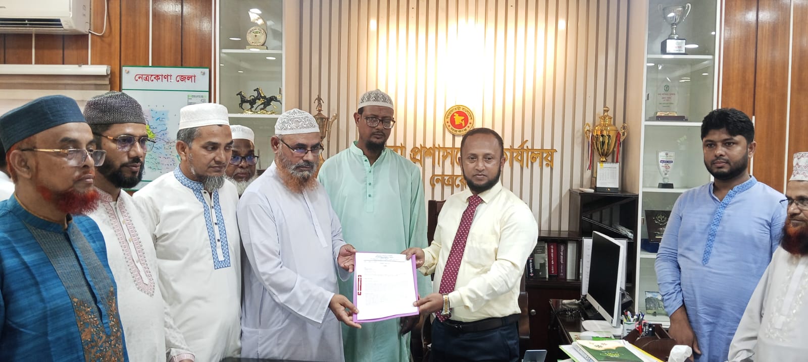 পিআরসহ ৫ দফা দাবিতে জেলা প্রশাসকের কাছে নেত্রকোণায় জামায়াতের স্মারকলিপি হস্তান্তর