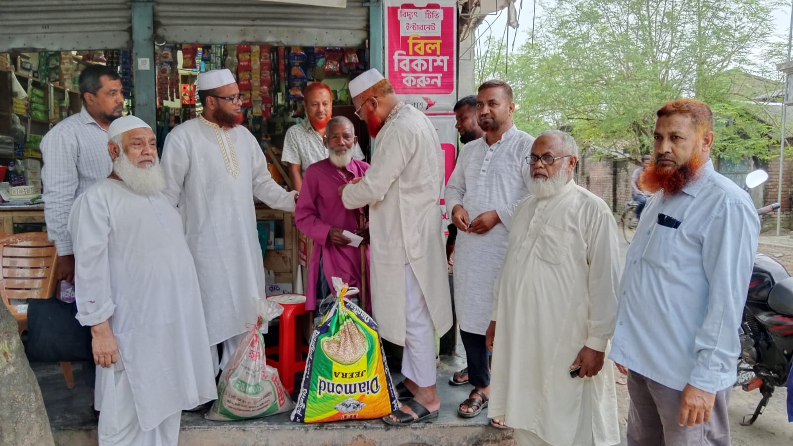মুজিবনগরে অসহায় বৃদ্ধ ব্যবসায়ীর পাশে দাড়ালো জামায়াত