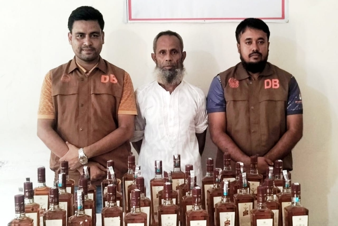 নেত্রকোণায় ৩৬ বোতল বিদেশি মদসহ মাদককারবারি আটক