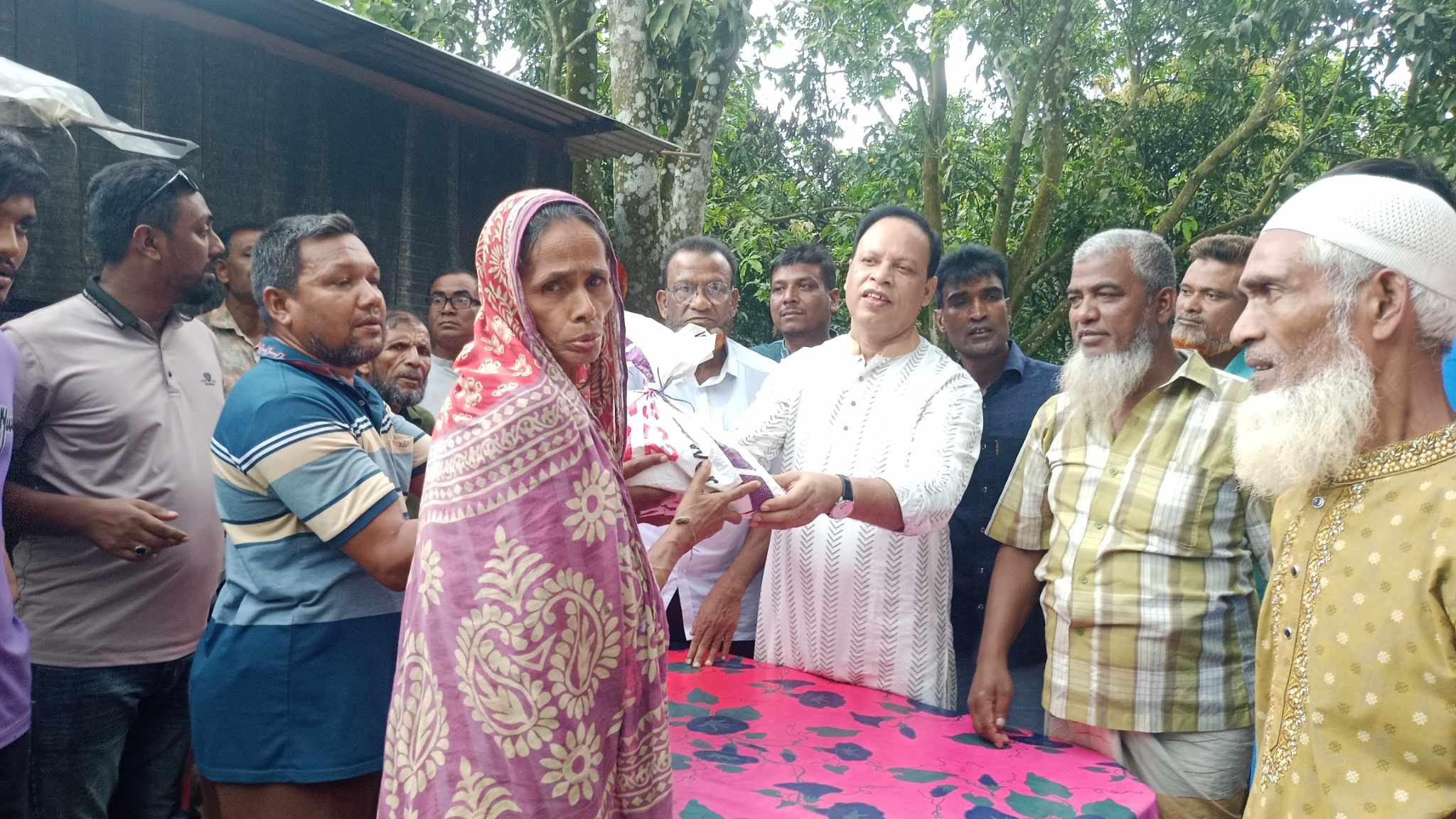 পানিবন্দি পরিবারকে ত্রাণ দিলেন বিএনপি নেতা নুরুজ্জামান খান মানিক