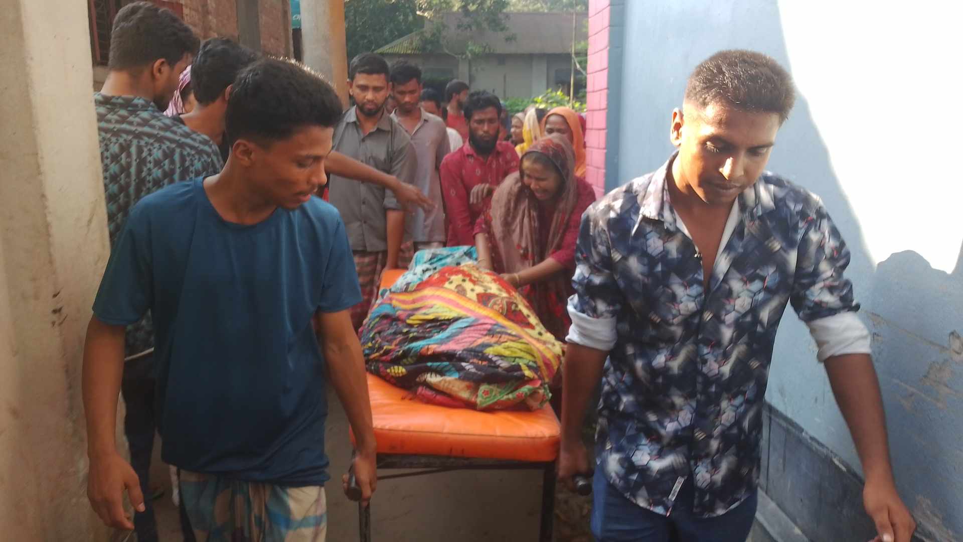 পলাশবাড়ীতে ভুল চিকিৎসায় প্রসূতি ও নবজাতকের মৃত্যু : মা ক্লিনিকে ভাঙচুর ও অগ্নিসংযোগ