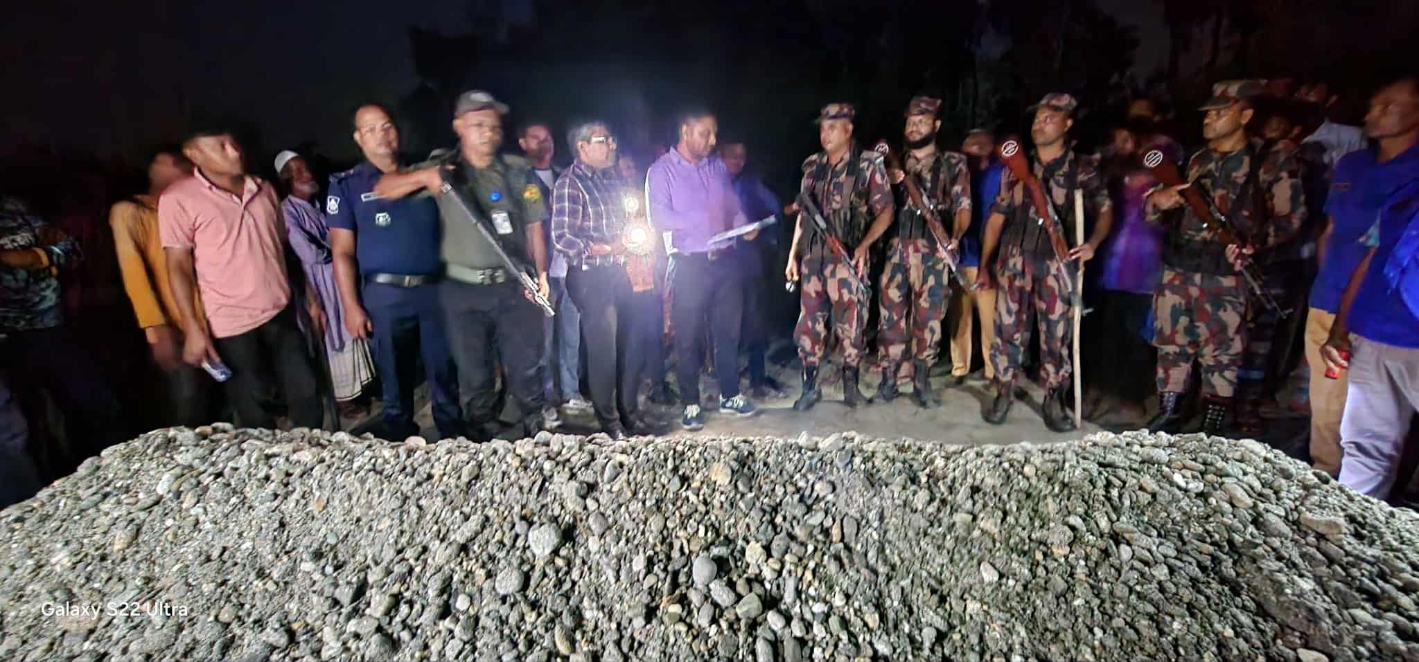 পরিবেশ রক্ষায় বিজিবির কঠোর অভিযান: তিস্তা নদী থেকে অবৈধ পাথর জব্দ