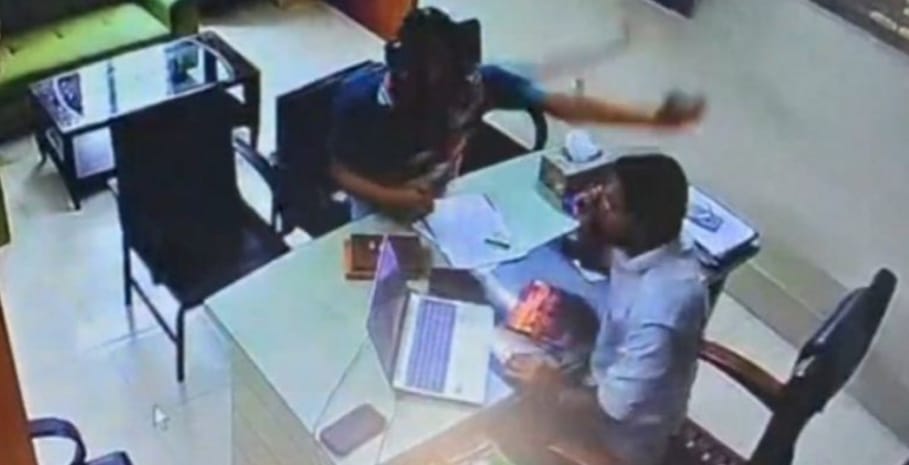 প্রণোদনার ভাগ না পেয়ে কৃষি কর্মকর্তাকে পেটালেন ছাত্রদল নেতা