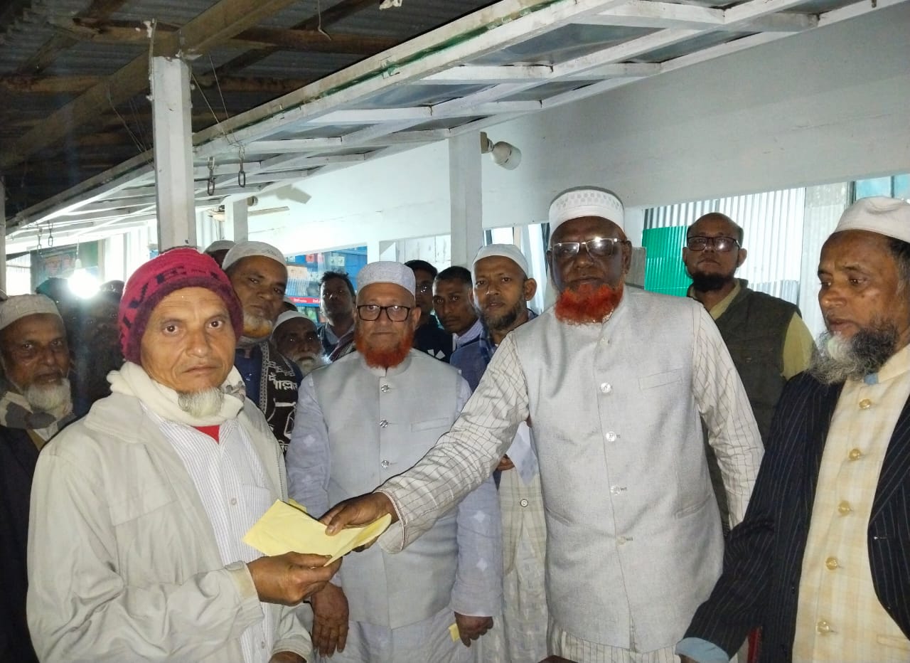 মীরগঞ্জ বাজারে ভয়াবহ অগ্নিকাণ্ড, ক্ষতিগ্রস্তদের পাশে জামায়াত প্রার্থী ওবায়দুল্লাহ সালাফী