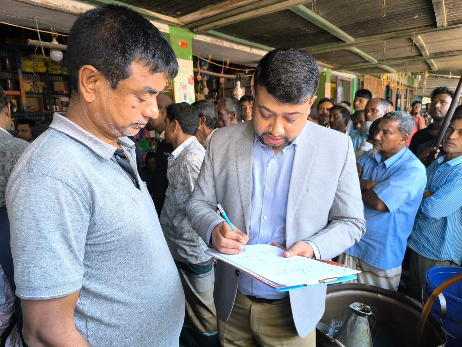 ডিমলায় অবৈধ মিনি পেট্রোল পাম্পের বিরুদ্ধে অভিযান, জরিমানা ও জ্বালানি জব্দ