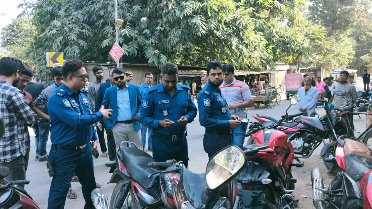 দেলদুয়ারে নিবন্ধনবিহীন মোটরসাইকেলের বিরুদ্ধে মোবাইল কোর্ট অভিযান