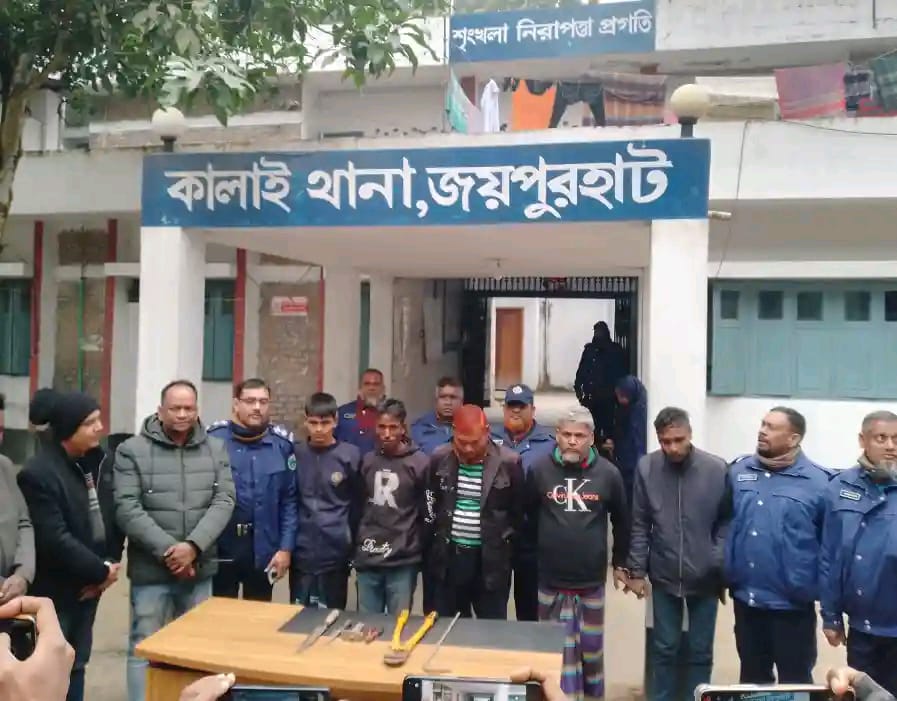 জয়পুরহাটে ৬ ভরি স্বর্ণালংকার ও ৭ লাখ টাকা ডাকতির ঘটনায় গ্রেফতার-৫