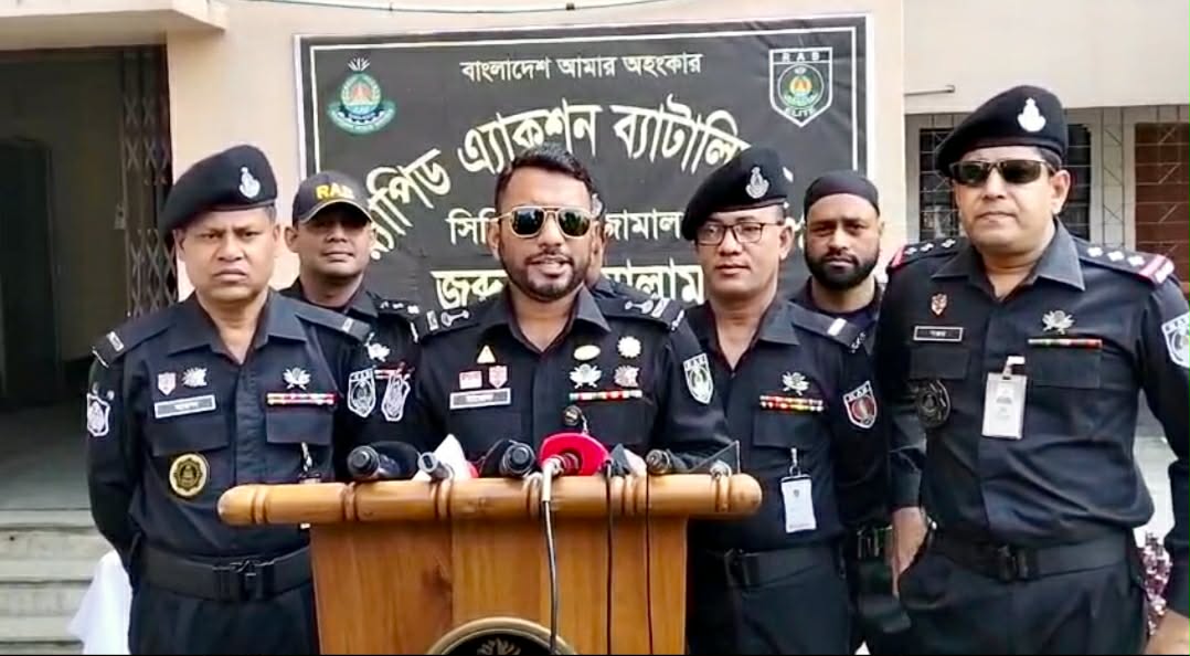 শেরপুরে র‌্যাবের অভিযানে ১৩০১ বোতল ভারতীয় মদসহ ট্রাক জব্দ, আটক ৩
