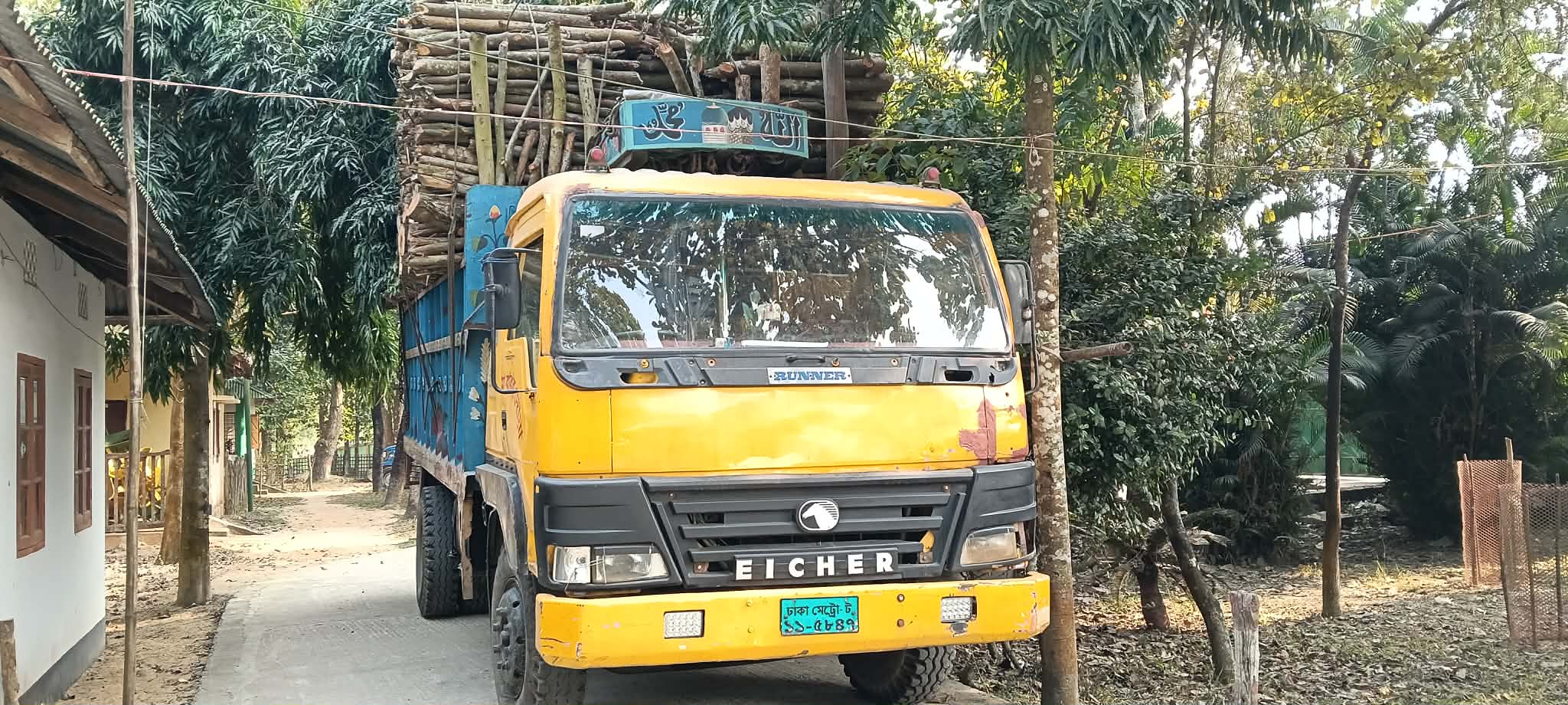 ঝিনাইগাতীতে রাতভর বন বিভাগের অভিযান, মাহিন্দ্র-ট্রাক জব্দ