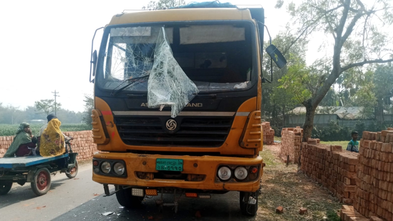 জলঢাকায় ড্রাম ট্রাকের ধাক্কায় শিশুর মর্মান্তিক মৃত্যু, শোকাহত পরিবারের পাশে এমপি ওবায়দুল্লাহ সালাফী