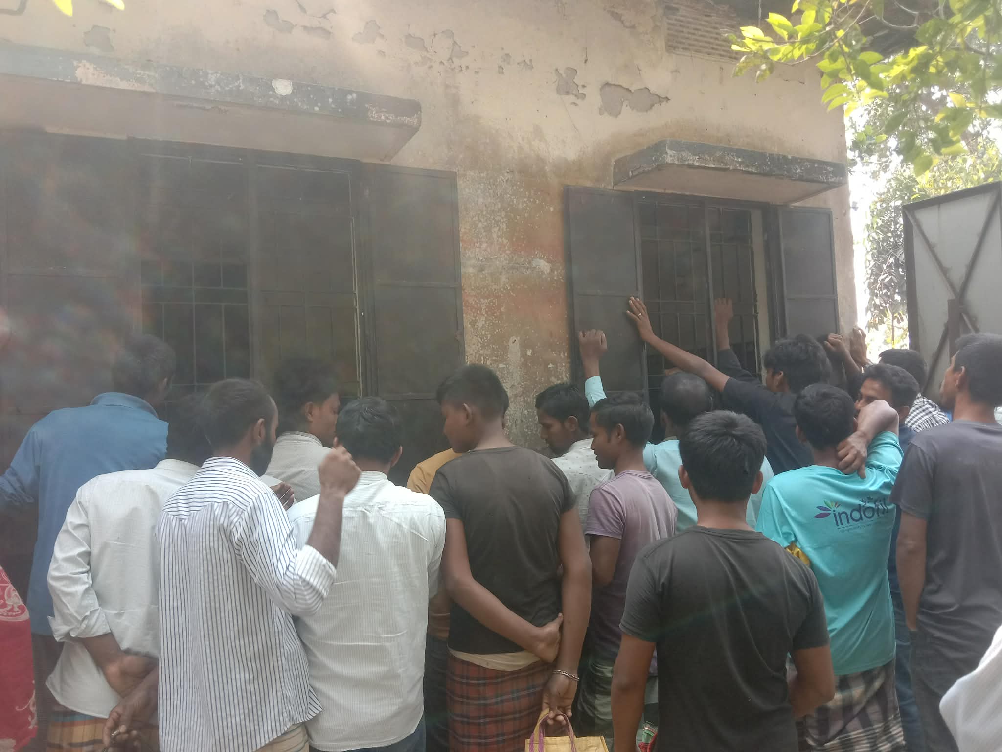জলঢাকায় টিসিবি পণ্যে ওজন কারচুপির অভিযোগ