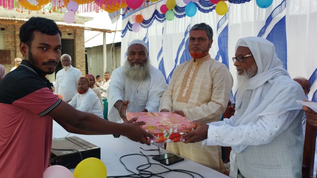 জলঢাকায় দাখিল পরীক্ষার্থীদের বিদায় উপলক্ষে দোয়া মাহফিল