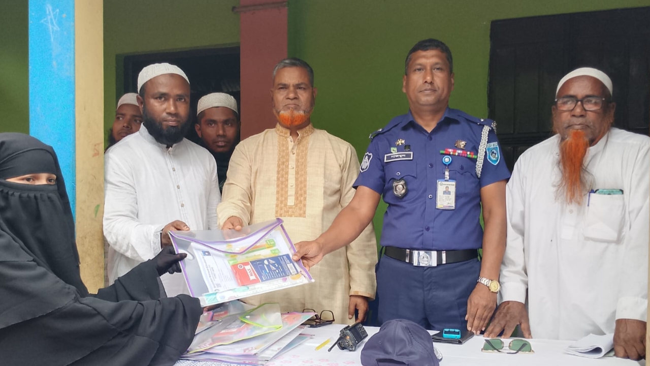 জলঢাকায় বালিকা মাদ্রাসার শিক্ষার্থীদের মাঝে শিক্ষা উপকরণ বিতরণ