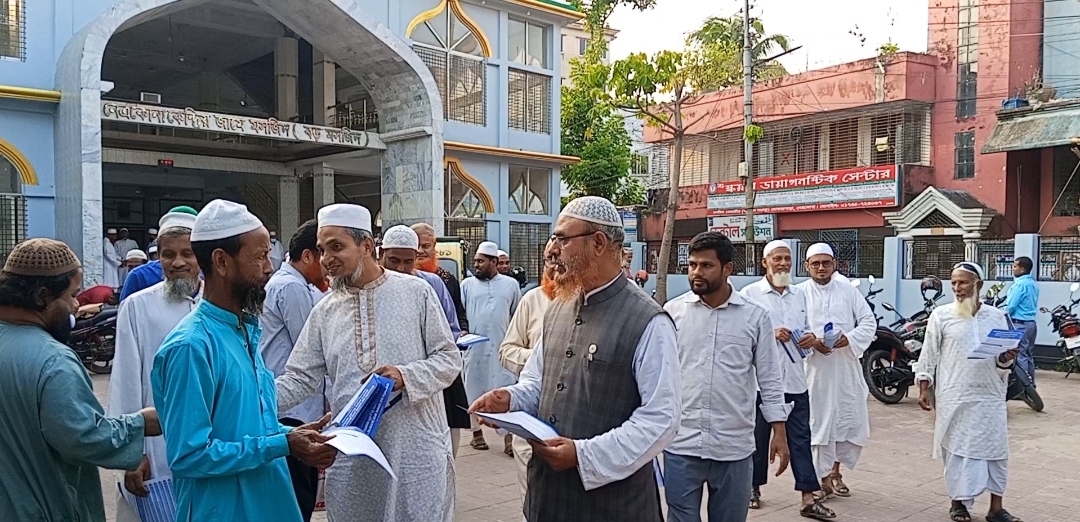 গণভোটের রায় বাস্তবায়নের দাবীতে নেত্রকোণায় ১১ দলীয় জোটের লিফলেট বিতরণ