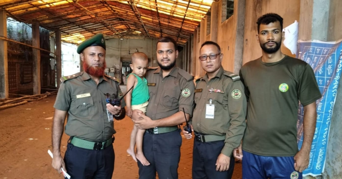 নারায়ণগঞ্জের রেললাইন থেকে হারিয়ে যাওয়া শিশুকে উদ্ধার করে পরিবারের কাছে ফিরিয়ে দিল আনসার সদস্যরা