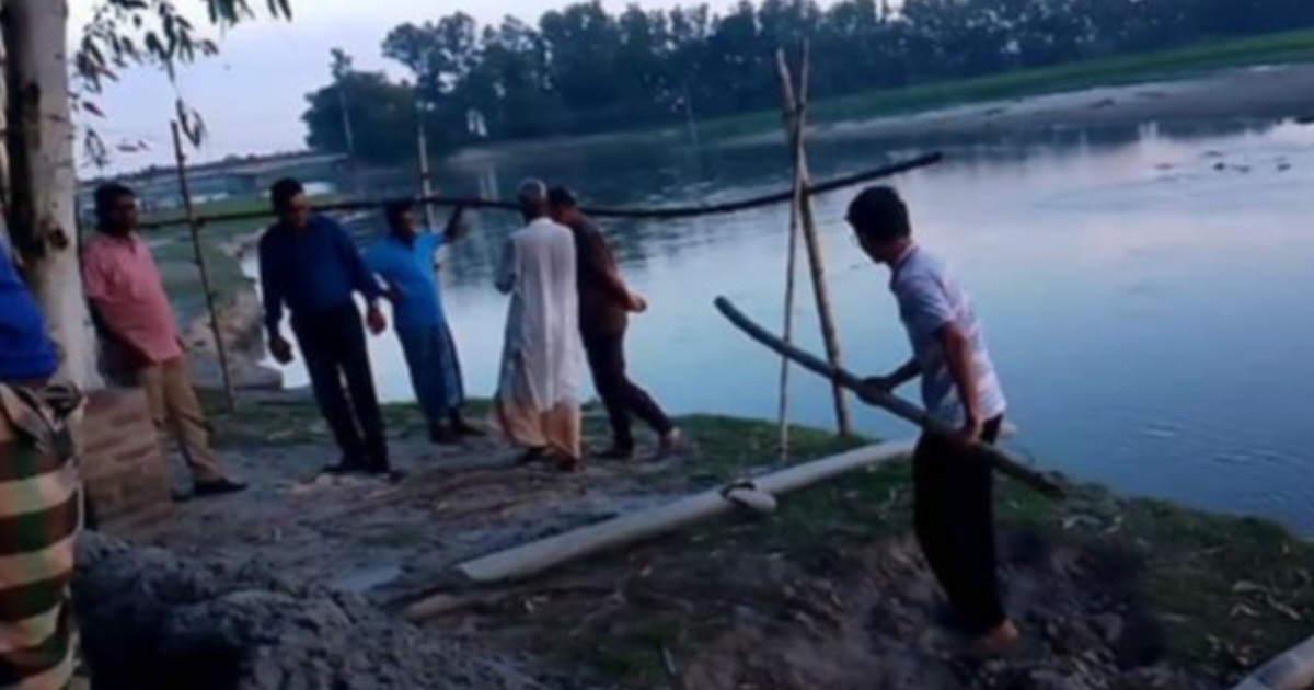জলঢাকায় অবৈধ বালু উত্তোলন বন্ধে ড্রেজারের পাইপ ভেঙে দিলেন এসিল্যান্ড